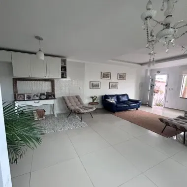  Sobrado Exclusivo à Venda em Camboriú – Pronto para Morar! 