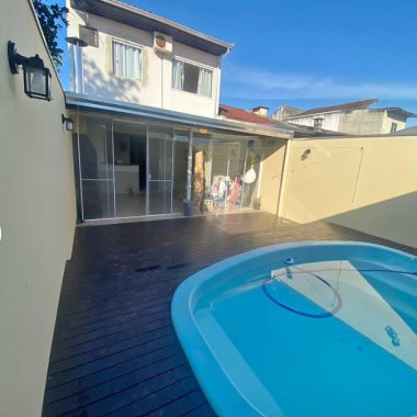 Lindo sobrado com piscina no bairro Areias, em Camboriú! ✨🏡