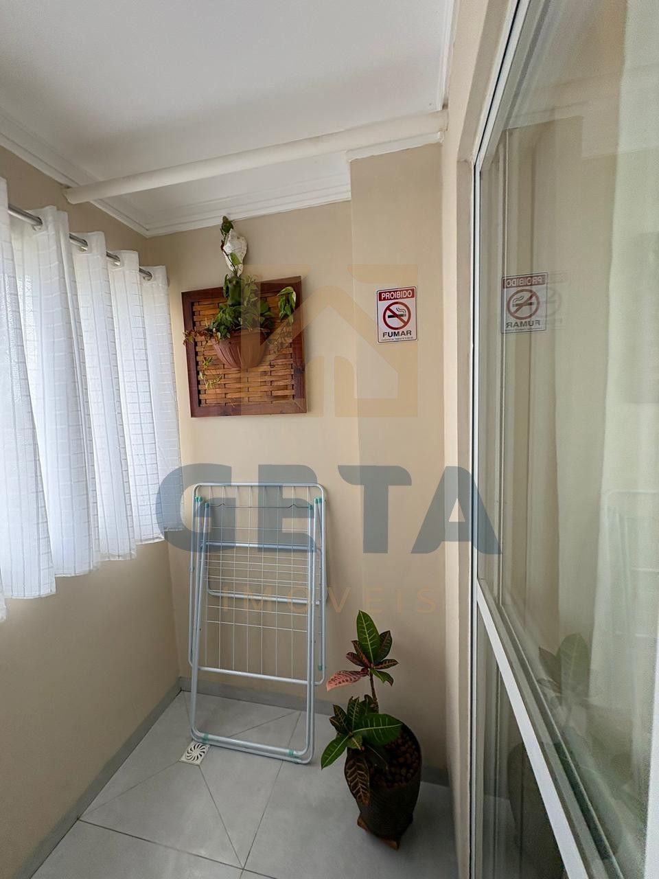 Apartamento mobiliado  – 3 Quartos sendo uma Suíte 