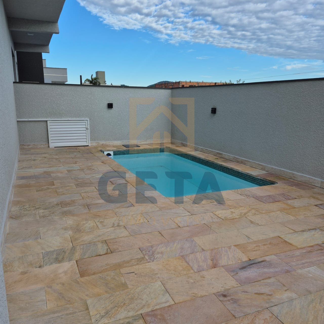 Sobrado com piscina e excelente espaço externo — oportunidade imperdível