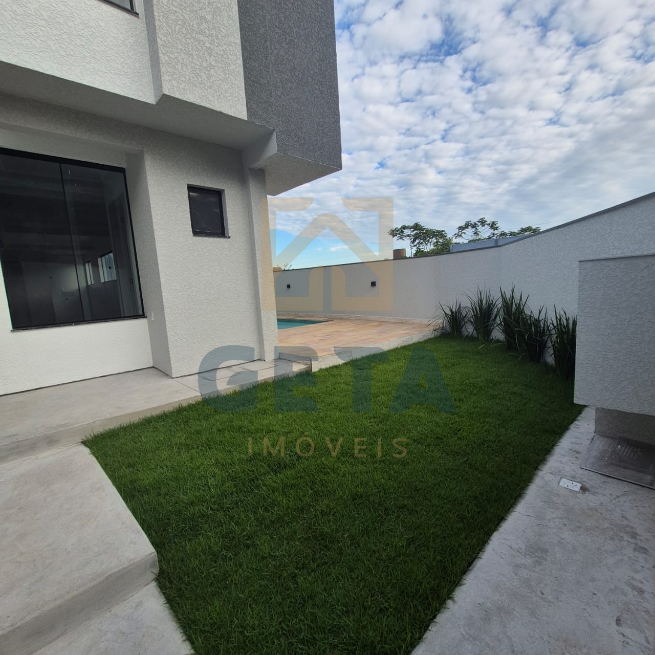 Sobrado com piscina e excelente espaço externo — oportunidade imperdível