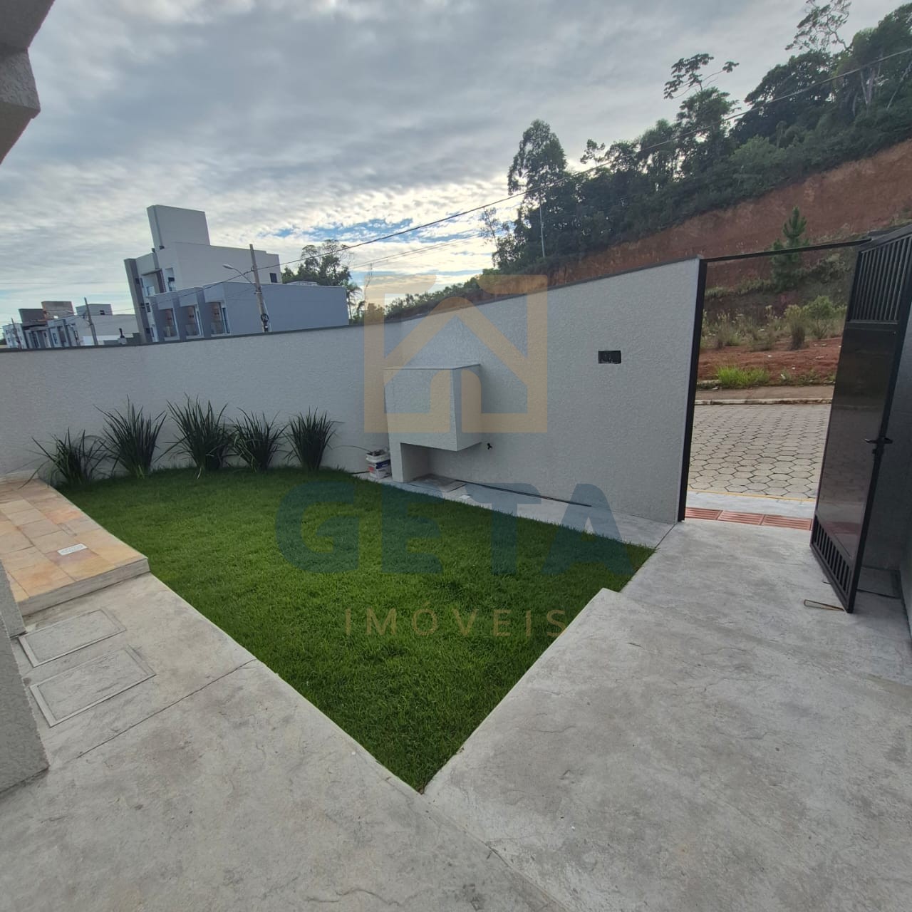 Sobrado com piscina e excelente espaço externo — oportunidade imperdível