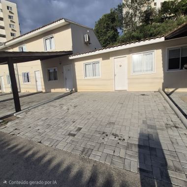 Casa de 2 quartos e 2 vagas de garagem em condomínio completo