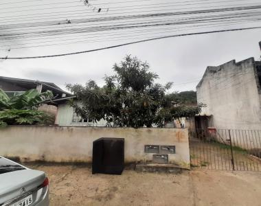 Casa com 2 moradias - Terreno de 300m² + casa de madeira na Frente