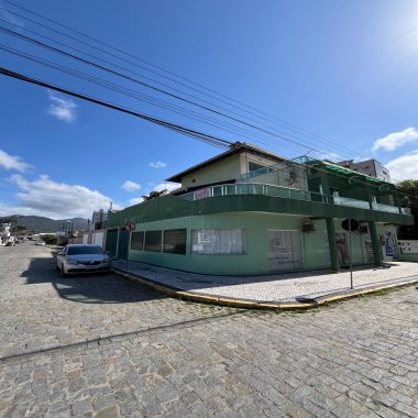 Casa com Salas Comerciais para Renda no Centro de Camboriú