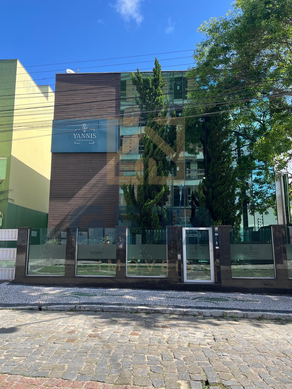 Casa com Salas Comerciais para Renda no Centro de Camboriú
